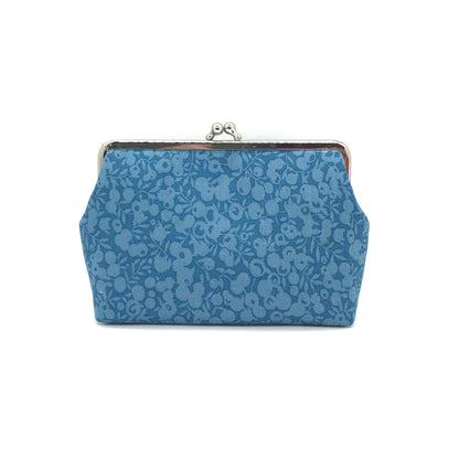 blaue Clipbörse mit Beerenmuster