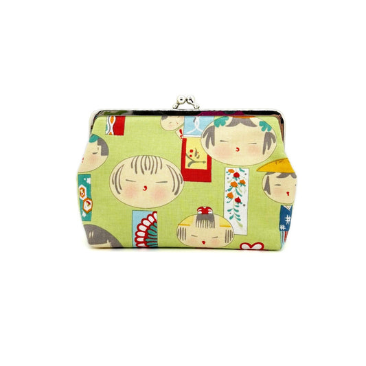 gruene Clipboerse mit Kokeshi