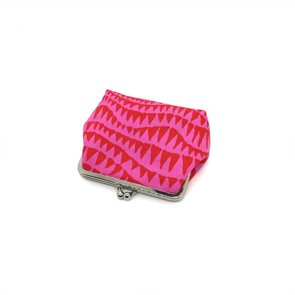 pinke Clipbörse mit grafischem Muster