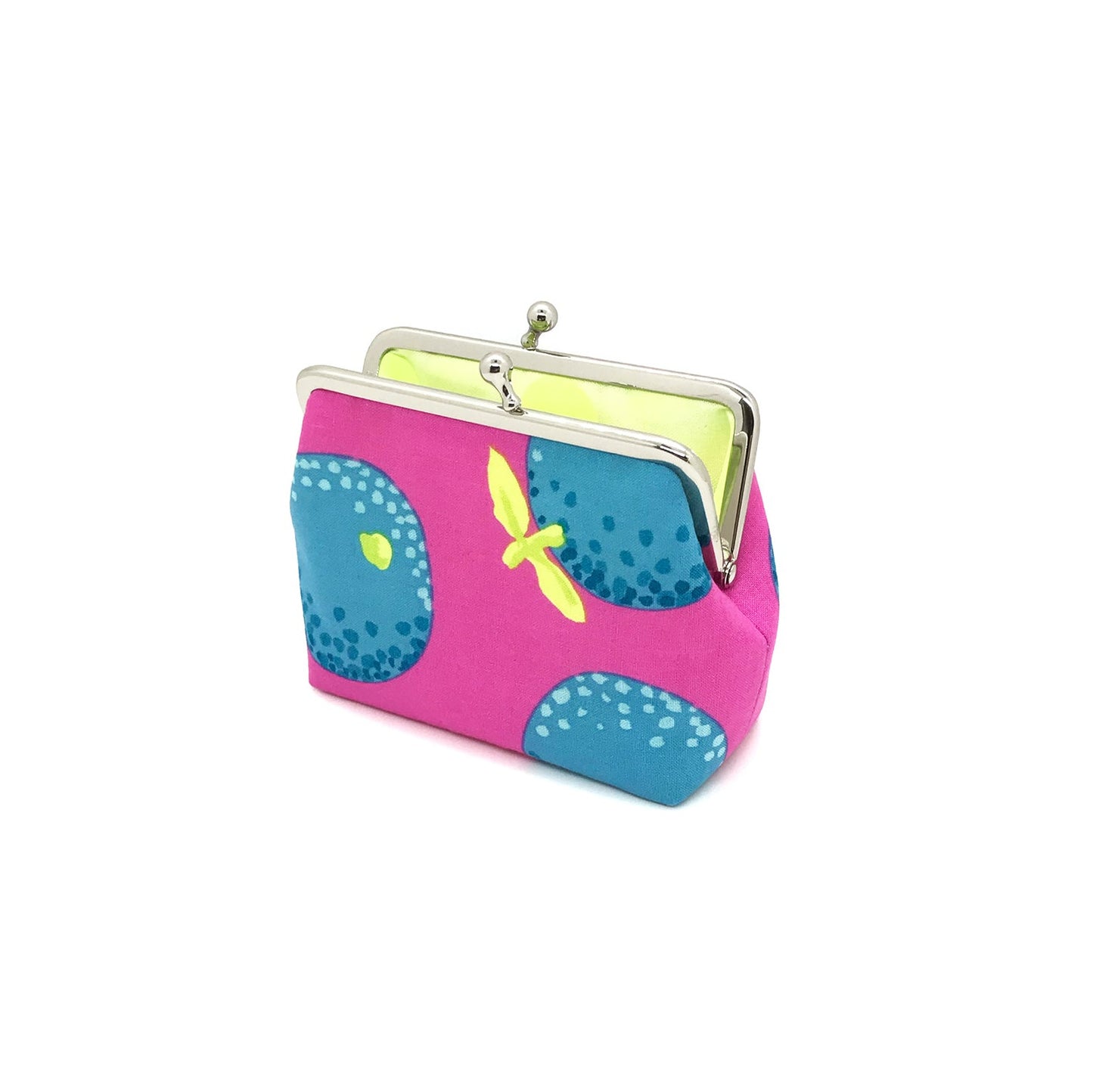 pinke Clipbörse mit blauen Früchten