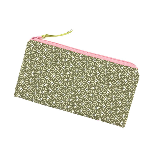grüne Stifetasche mit kleinen Blumen