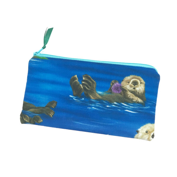 blaue Stiftetasche mit Otter und roter Rückseite mit maritimen Motiv